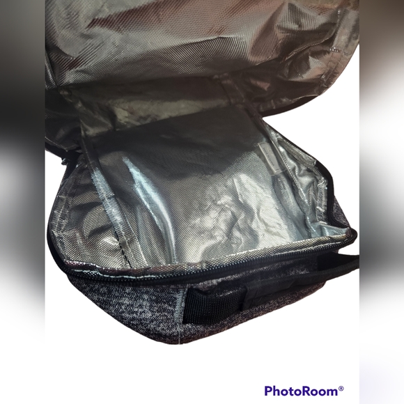 Adidas - Santiago gray with signature stripes insulated lunch bag - Picture 8 of 9